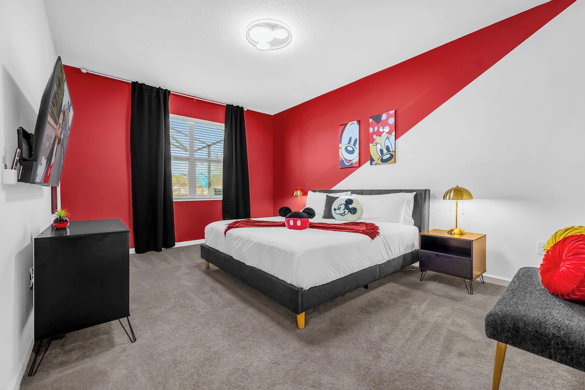 Une chambre moderne avec un lit, un bureau et une table de chevet.
