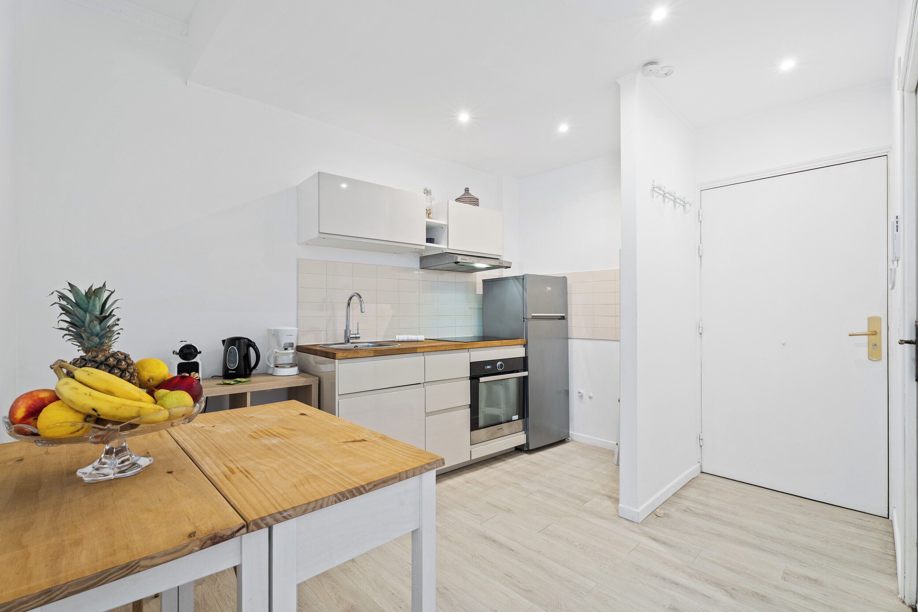 Fridge, oven, coffee/tea maker, toaster