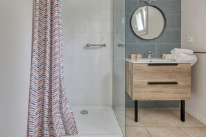 Shower, hair dryer, towels