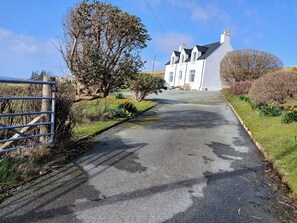 Property grounds - 2 Bed House - Sleeps 6 - Pets - Parking - Wifi (Waternish)