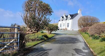 2 Bed House - Sleeps 6 - Pets - Parking - Wifi