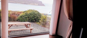 2 Bed House - Sleeps 6 - Pets - Parking - Wifi