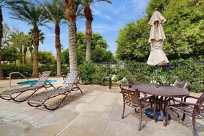 Outdoor dining - Casa Gregario - Beautiful Condo in Spanish Walk Neighborhood (Palm Desert)
