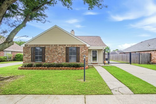 Big Cat Bungalow Stylish Retreat Near LSU
