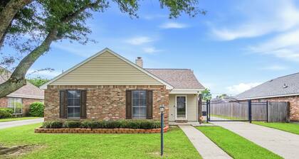 Big Cat Bungalow Stylish Retreat Near LSU