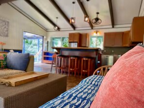 Living area - Ocean View Solar-Powered Jungle Retreat (Pāhoa)