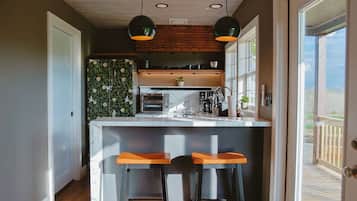 Fridge, oven, stovetop, dishwasher