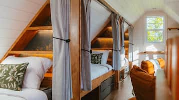 2 soverom, skrivebord, reiseseng for barn og wi-fi