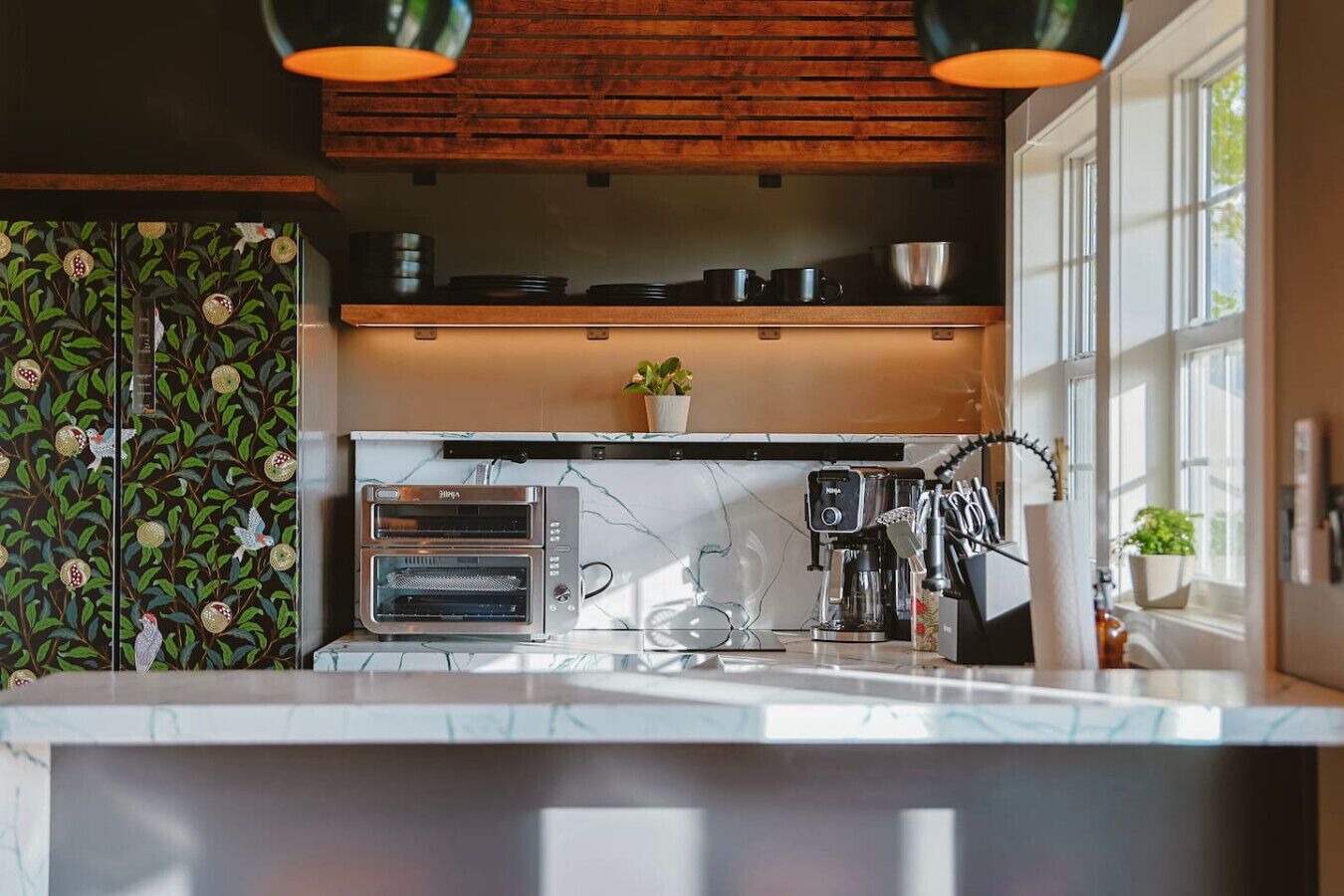 Réfrigérateur, un four, surface de cuisson, lave-vaisselle
