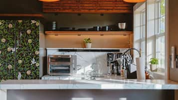 Réfrigérateur, un four, surface de cuisson, lave-vaisselle