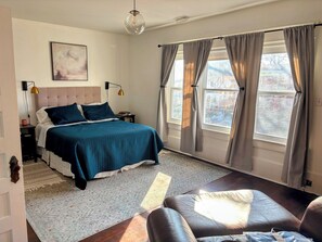 Tabla de planchar con plancha, wifi gratis y ropa de cama 