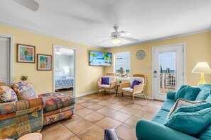 TV, books - Sitt & Swann · New Listing! Steps To Beach · Gulf Views (Gulf Shores)