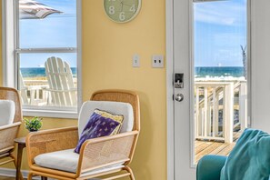 TV, books - Sitt & Swann · New Listing! Steps To Beach · Gulf Views (Gulf Shores)