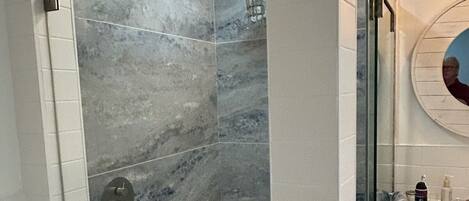Haartrockner, Handtücher, Seife, Toilettenpapier