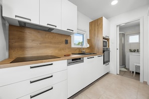 Coffee/tea maker, fridge, microwave, oven - Holiday Home Eli with Direct Access to the Sea by Istrabook (Pomer)