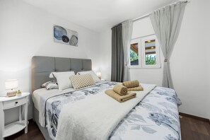 Internet, bed sheets - Holiday Home Eli with Direct Access to the Sea by Istrabook (Pomer)