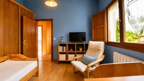 Schreibtisch, Bügeleisen/Bügelbrett, Reisekinderbett, Bettwäsche