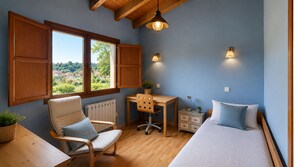 Escritorio, tabla de planchar con plancha, cuna de viaje y ropa de cama 