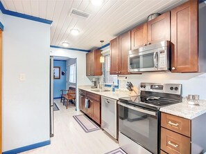 Private kitchen - Florida Bungalow 2 Bedroom 1 and 1/2 Bath with Pool (Palmetto)