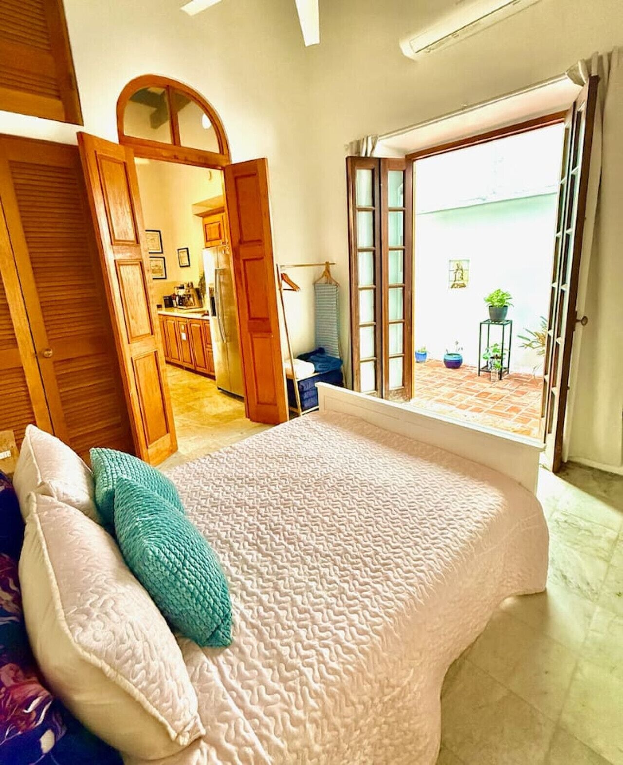 Desk, travel cot, WiFi, bed sheets