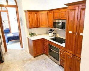Fridge, microwave, oven, stovetop - Casa Terraza (San Juan)