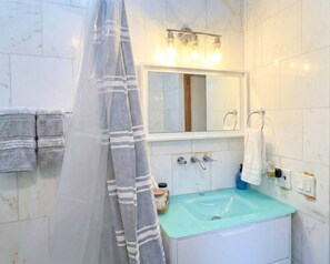 Douche, sèche-cheveux, bidet
