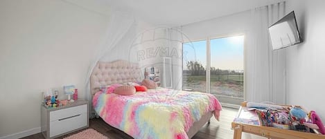 Ferros/tábuas de passar roupa, acesso à internet, roupa de cama