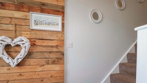 A staircase with a wooden wall and a heart-shaped decoration. - Tolcarne Reach (Newquay)