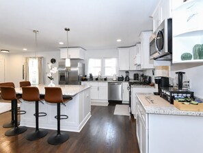 Private kitchen - Modern Home Near HPU + Market + Downtown (High Point)