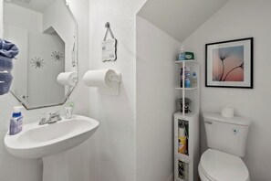 Bathroom - The Oaks at Burnell – Private Houston Home (Houston)