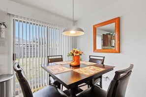 Dining - The Oaks at Burnell – Private Houston Home (Houston)