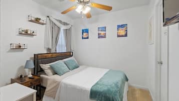 Tabla de planchar con plancha, cuna de viaje, wifi gratis y ropa de cama