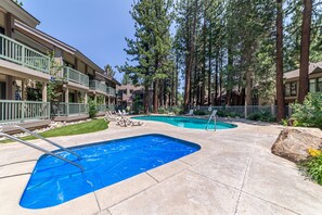 Pool - Centrally Located Townhouse - Jacuzzi & Parking! (Mammoth Lakes)