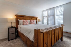 2 bedrooms, iron/ironing board, free WiFi, bed sheets - Centrally Located Townhouse - Jacuzzi & Parking! (Mammoth Lakes)