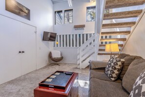 TV, fireplace, table football, ping pong - Centrally Located Townhouse - Jacuzzi & Parking! (Mammoth Lakes)