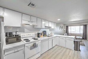 Fridge, microwave, oven, stovetop - The Silver Stay Near Strip! Sleeps 6! (Las Vegas)