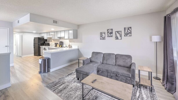 Eine moderne Wohnung mit Küche, Wohnzimmer und Essbereich.