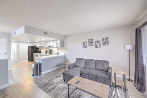 A modern apartment with a kitchen, living room, and dining area. - Relaxing Vegas Retreat! Sleeps 6! (Las Vegas)