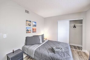 2 bedrooms, desk, iron/ironing board, free WiFi - The Desert Modern Near Strip! Sleeps 6! (Las Vegas)