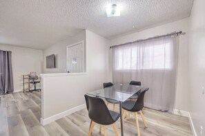 Dining - The Desert Modern Near Strip! Sleeps 6! (Las Vegas)