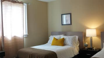 Tabla de planchar con plancha, wifi y ropa de cama