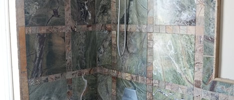 Secadora de cabello, toallas, jabón, papel de baño