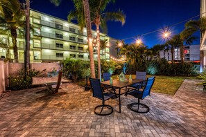 Outdoor dining - 🌴 NEW! Beachside Bungalow | Entire Duplex, Walk to Crescent Beach, and Community Pool (Siesta Key)