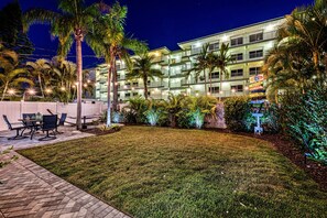 Outdoor dining - 🌴 NEW! Beachside Bungalow | Entire Duplex, Walk to Crescent Beach, and Community Pool (Siesta Key)