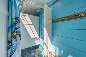 Ein schmaler Flur mit einer blauen Tür und einer weißen Wand.