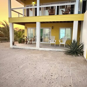Terrace/patio - Cozy oceanfront apartment at Casa Pulpo in beautiful Utila! Weekly discount! (Utila)