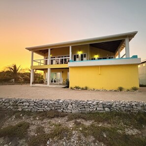 Exterior - Cozy oceanfront apartment at Casa Pulpo in beautiful Utila! Weekly discount! (Utila)