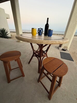Outdoor dining - Cozy oceanfront apartment at Casa Pulpo in beautiful Utila! Weekly discount! (Utila)