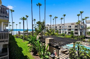 Ein Resort mit Pool, Palmen und Meerblick.