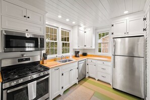 Fridge, microwave, oven, stovetop - Ivy Cottages | 5 Private Cottages Perfect for Groups & Weddings (Charlottesville)